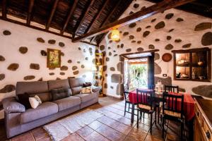 a living room with a couch and a table at Vv El Lagar de Tunte Fibra Internet in San Bartolomé