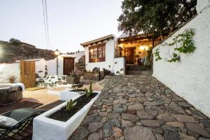 a patio with a stone walkway in front of a house at Vv El Lagar de Tunte Fibra Internet in San Bartolomé de Tirajana