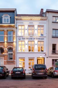 ヘントにあるHeirloom Hotels - The House of Edwardの車が前に停まった英国の家