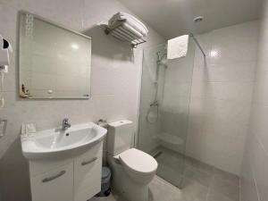 Ένα μπάνιο στο Comfort Guest Rooms +15 φωτογραφίες