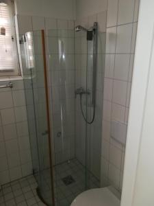 uma casa de banho com uma cabina de duche em vidro e um WC. em Sommerheide em Bad Bevensen