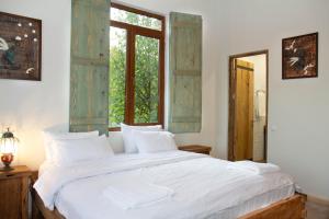 Postel nebo postele na pokoji v ubytování Ethno Sazano Hotel
