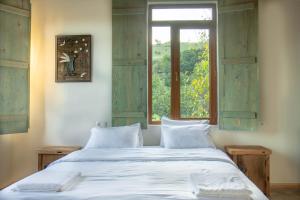 Postel nebo postele na pokoji v ubytování Ethno Sazano Hotel