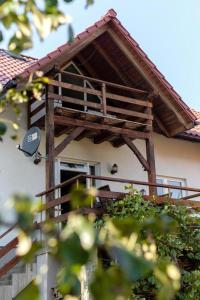 - un balcon sur le côté d'une maison dans l'établissement Domek w Beskidach Zachełmna, à Zachełmna