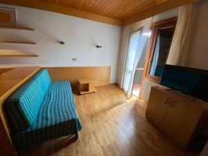 A television and/or entertainment centre at Residence Tarvisio Camporosso