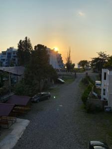 卡瓦里亞提的住宿－Beliy Dom，日落时分停在砾石路上的汽车