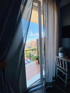 ローマにあるA Casa Di Giallo B&Bの窓付きの客室からバルコニーの景色を望めます。