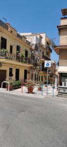 una calle vacía delante de un edificio en Casa Giusi en Sferracavallo