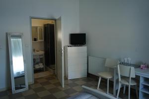 a small room with a television and a table and chairs at Casa Miriam in Păuliş