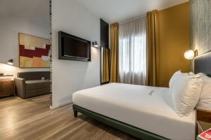 Een bed of bedden in een kamer bij Up Hotel