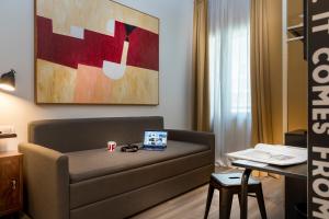 Een zitgedeelte bij Up Hotel