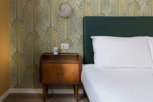 Een bed of bedden in een kamer bij Up Hotel