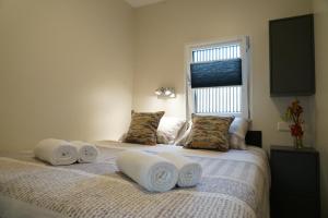 1 dormitorio con 1 cama con toallas en Floating vacationhome Tenerife, en Maastricht