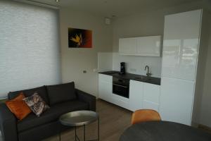 Una sala de estar con un sofá y una cocina. en Floating vacationhome Tenerife, en Maastricht 17 fotos más