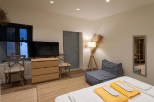 Televízia a/alebo spoločenská miestnosť v ubytovaní Pylosea Luxury Lodge