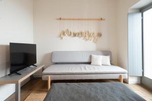 Televízia a/alebo spoločenská miestnosť v ubytovaní Pylosea Luxury Lodge
