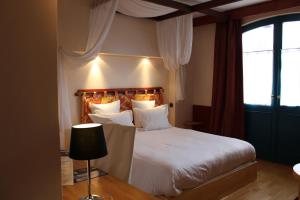 Postel nebo postele na pokoji v ubytování Logis Hôtel Les Pages