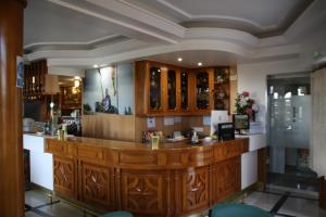 un bar en un restaurante con armarios de madera en Hostal Don Suero de Quiñones, en Hospital de Órbigo