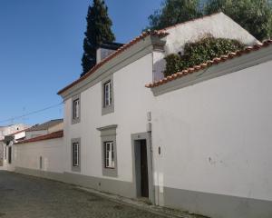 ein weißes Gebäude mit einer Tür auf einer Straße in der Unterkunft Casa de Nossa Senhora da Conceição in Gavião
