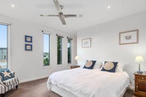 Un pat sau paturi într-o cameră la Coastal Beach House Luxury with Ocean Views