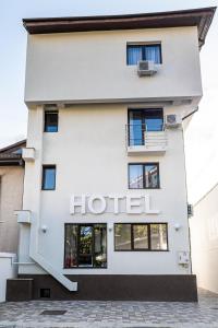 un edificio con el cartel del hotel en Hotel Simona en Bucarest