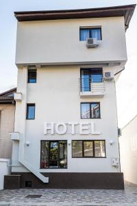 Budova, kde se hotel nachází + 9 fotografií