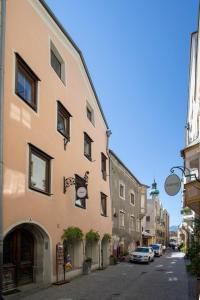 un edificio en una calle con coches aparcados en la calle en Old Town Studio en Hall in Tirol