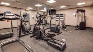 Fitness centrum a/nebo fitness zařízení v ubytování SureStay Plus Hotel by Best Western Humble