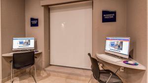 TV a/nebo společenská místnost v ubytování SureStay Plus Hotel by Best Western Humble