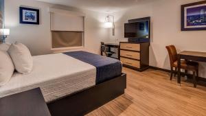 Postel nebo postele na pokoji v ubytování SureStay Plus Hotel by Best Western Humble