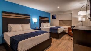 Postel nebo postele na pokoji v ubytování SureStay Plus Hotel by Best Western Humble