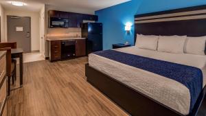 Postel nebo postele na pokoji v ubytování SureStay Plus Hotel by Best Western Humble