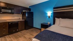 Kuchyň nebo kuchyňský kout v ubytování SureStay Plus Hotel by Best Western Humble