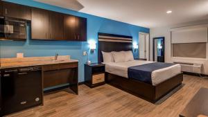 Postel nebo postele na pokoji v ubytování SureStay Plus Hotel by Best Western Humble