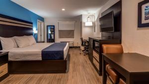 Postel nebo postele na pokoji v ubytování SureStay Plus Hotel by Best Western Humble