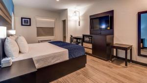 Postel nebo postele na pokoji v ubytování SureStay Plus Hotel by Best Western Humble