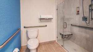 Koupelna v ubytování SureStay Plus Hotel by Best Western Humble + 25 fotografií