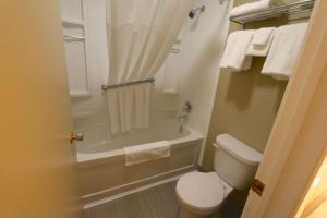 Foto dalla galleria di Super 8 by Wyndham Hearst ON a Hearst Altre 42 foto