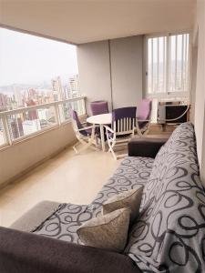 sala de estar con sofá y mesa en GEMELOS 22 APARTMENTS - Benidormland, en Benidorm