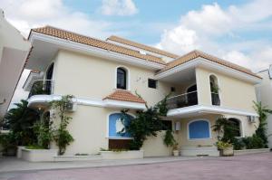 una casa bianca con molte piante di Hotel Casa Del Rio Guayas a Guayaquil