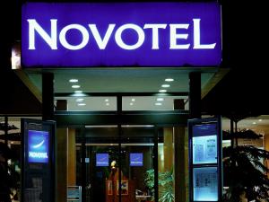a novoired sign on the side of a building at Novotel Porto Gaia in Vila Nova de Gaia