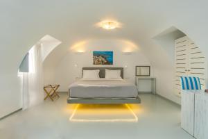 Voodi või voodid majutusasutuse Central Fira Suites toas