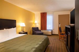 Postel nebo postele na pokoji v ubytování Quality Inn at Arlington Highlands