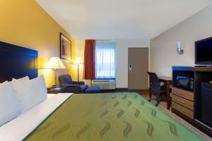 Postel nebo postele na pokoji v ubytování Quality Inn at Arlington Highlands