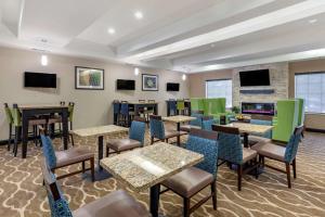 A restaurant or other place to eat at Comfort Inn & Suites Paris