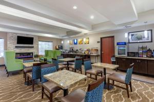 A restaurant or other place to eat at Comfort Inn & Suites Paris