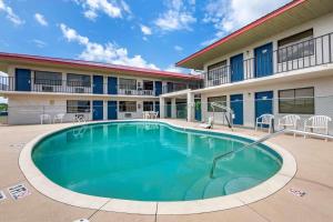 a swimming pool in the courtyard of a hotel at Econo Lodge Sebring in Avon Park