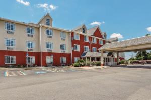 un gran edificio rojo y blanco con aparcamiento en Econo Lodge Inn & Suites, en Marianna