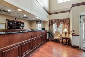 a bar in a waiting room with a chair at Econo Lodge Inn & Suites in Marianna