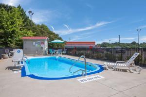Bazén v ubytování Econo Lodge Inn & Suites nebo v jeho okolí
